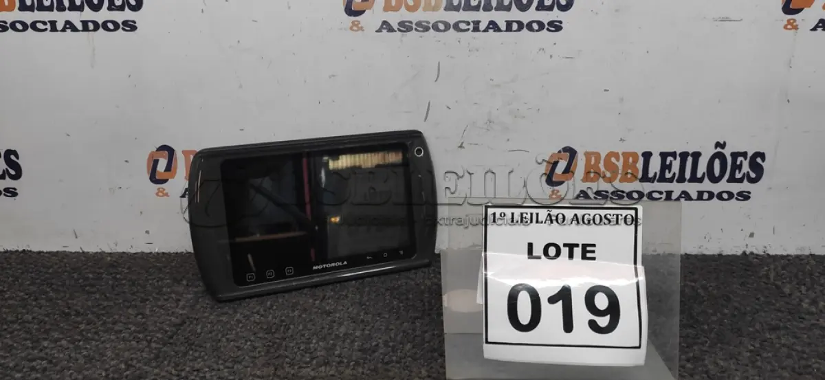 LOTE 019 - 01 TABLET MOTOROLA. (NO ESTADO) ATENÇÃO! FAZER A VISITAÇÃO ANTES DE ARREMATAR, NÃO SABEMOS SE FUNCIONA. LEILÃO NÃO TEM GARANTIA E NEM DEVOLUÇÃO, SUJEITO A POSSÍVEIS AVARIAS VISÍVEIS/OCULTAS E/OU AUSÊNCIA DE COMPONENTES.