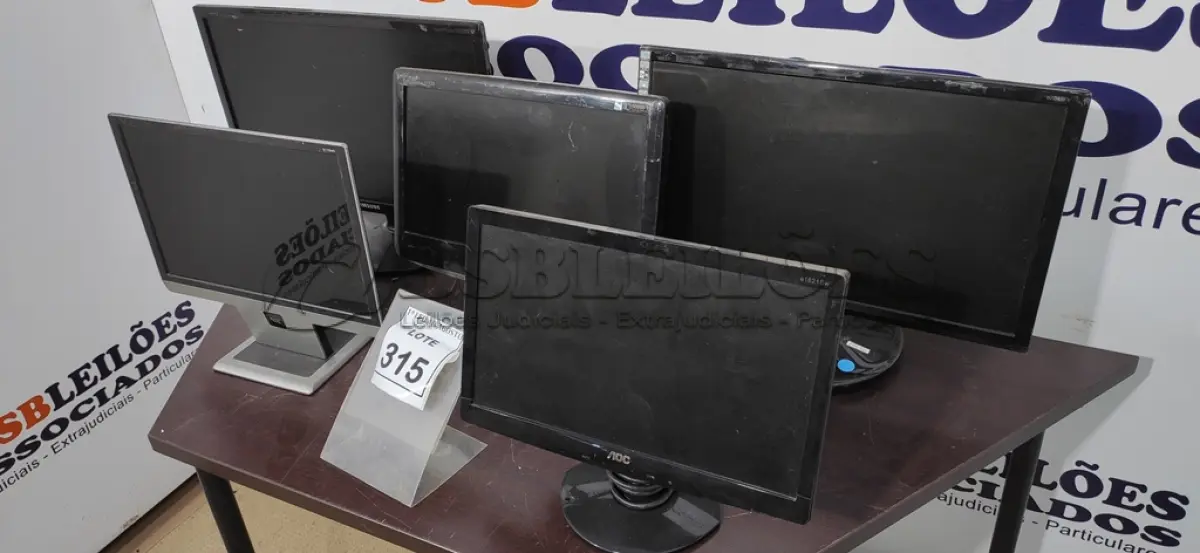 LOTE 315 - 05 MONITORES DE MARCAS E MODELOS DIVERSOS. (NO ESTADO) ATENÇÃO! FAZER A VISITAÇÃO ANTES DE ARREMATAR, NÃO SABEMOS SE FUNCIONA, LEILÃO NÃO TEM GARANTIA E NEM DEVOLUÇÃO, SUJEITO A POSSÍVEIS AVARIAS VISÍVEIS/OCULTAS E/OU AUSÊNCIA DE COMPONENTES.