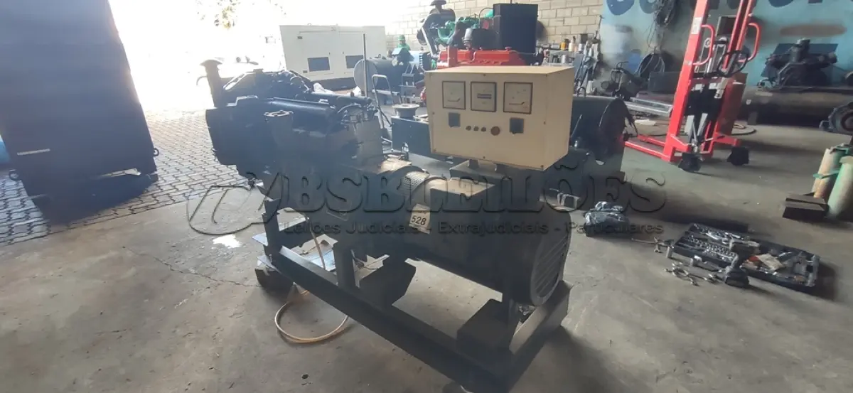 LOTE 528 - GRUPO GERADOR MWM 54 KVA. MODELO: 229-4 ANO: 1998 MOTOR RETIFICADO (NOVO) - NEGRINI (NO ESTADO) ATENÇÃO! FAZER A VISITAÇÃO ANTES DE ARREMATAR, NÃO SABEMOS SE FUNCIONA, LEILÃO NÃO TEM GARANTIA E NEM DEVOLUÇÃO, SUJEITO A POSSÍVEIS AVARIAS VISÍVEIS/OCULTAS E/OU AUSÊNCIA DE COMPONENTES