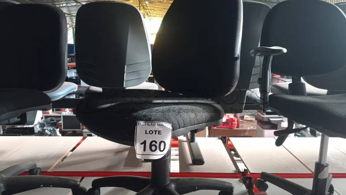 LOTE 160 - 01 CADEIRA DE ESCRITÓRIO COM RODINHAS. (NO ESTADO) ATENÇÃO! FAZER A VISITAÇÃO ANTES DE ARREMATAR, NÃO SABEMOS SE FUNCIONA. LEILÃO NÃO TEM GARANTIA E NEM DEVOLUÇÃO, SUJEITO A POSSÍVEIS AVARIAS VISÍVEIS/OCULTAS E/OU AUSÊNCIA DE COMPONENTES.