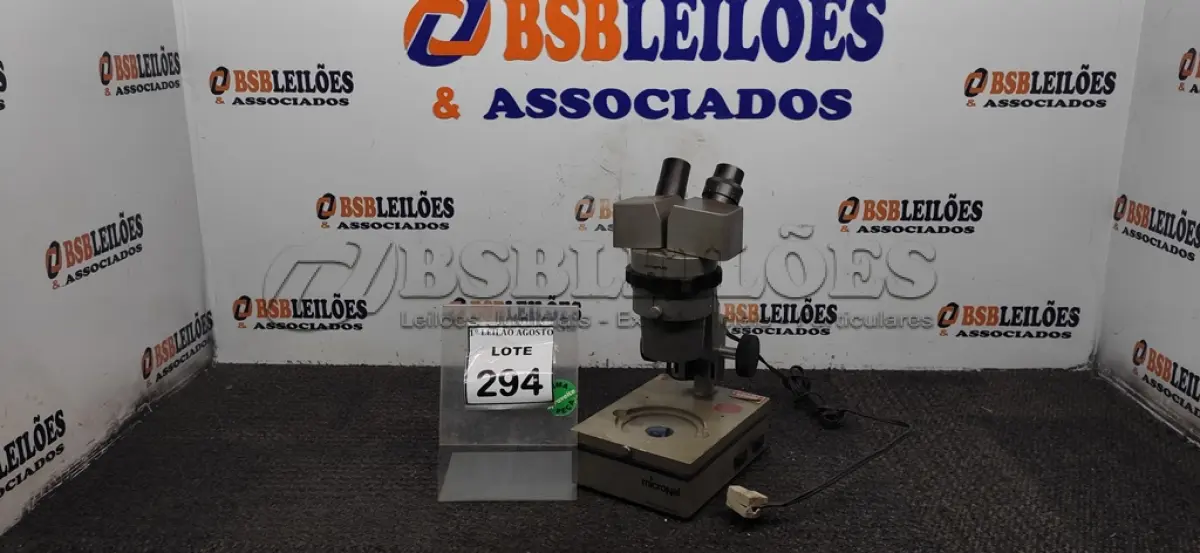 LOTE 294 - 01 MICROSCÓPIO. (NO ESTADO) ATENÇÃO! FAZER A VISITAÇÃO ANTES DE ARREMATAR, NÃO SABEMOS SE FUNCIONA. LEILÃO NÃO TEM GARANTIA E NEM DEVOLUÇÃO, SUJEITO A POSSÍVEIS AVARIAS VISÍVEIS/OCULTAS E/OU AUSÊNCIA DE COMPONENTES.