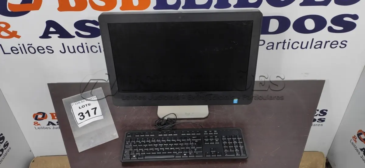 LOTE 317 - 01 ALL IN ONE MARCA DELL. (NO ESTADO) ATENÇÃO! FAZER A VISITAÇÃO ANTES DE ARREMATAR, NÃO SABEMOS SE FUNCIONA, LEILÃO NÃO TEM GARANTIA E NEM DEVOLUÇÃO, SUJEITO A POSSÍVEIS AVARIAS VISÍVEIS/OCULTAS E/OU AUSÊNCIA DE COMPONENTES.