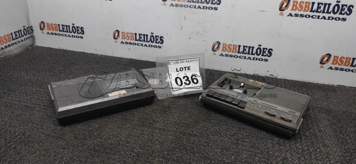 LOTE 036 - 02 RÁDIOS GRAVADORES CASSETE. (NO ESTADO) ATENÇÃO! FAZER A VISITAÇÃO ANTES DE ARREMATAR, NÃO SABEMOS SE FUNCIONA. LEILÃO NÃO TEM GARANTIA E NEM DEVOLUÇÃO, SUJEITO A POSSÍVEIS AVARIAS VISÍVEIS/OCULTAS E/OU AUSÊNCIA DE COMPONENTES.