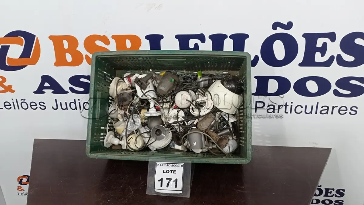 LOTE 171 - 01 LOTE OM GRANDE QUANTIDADE DE CÂMERAS DE SEGURANÇA. (NO ESTADO) ATENÇÃO! FAZER A VISITAÇÃO ANTES DE ARREMATAR, NÃO SABEMOS SE FUNCIONA. LEILÃO NÃO TEM GARANTIA E NEM DEVOLUÇÃO, SUJEITO A POSSÍVEIS AVARIAS VISÍVEIS/OCULTAS E/OU AUSÊNCIA DE COMPONENTES.