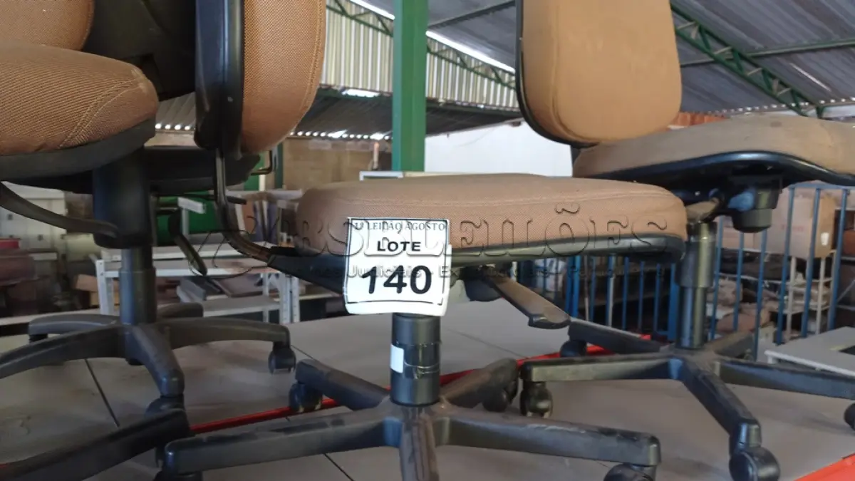 LOTE 140 - 02 CADEIRAS DE ESCRITÓRIO COM RODINHAS. (NO ESTADO) ATENÇÃO! FAZER A VISITAÇÃO ANTES DE ARREMATAR, NÃO SABEMOS SE FUNCIONA. LEILÃO NÃO TEM GARANTIA E NEM DEVOLUÇÃO, SUJEITO A POSSÍVEIS AVARIAS VISÍVEIS/OCULTAS E/OU AUSÊNCIA DE COMPONENTES.