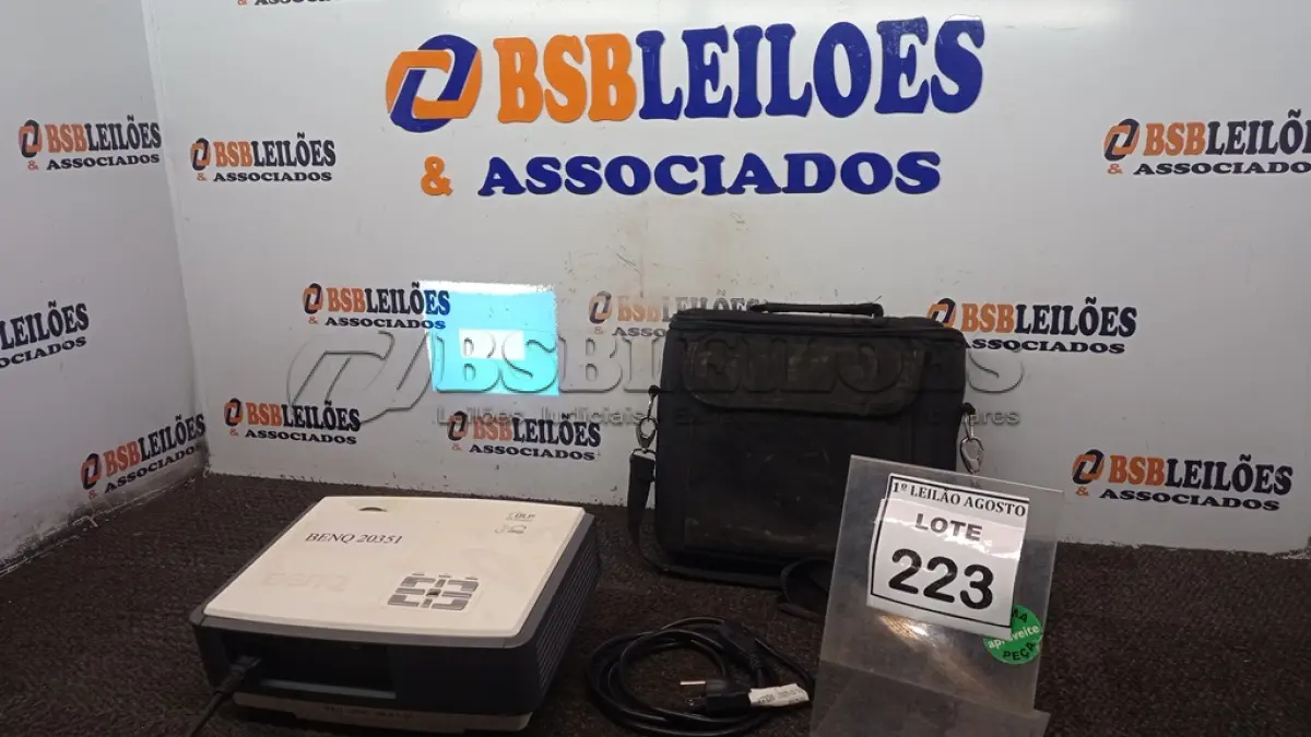 LOTE 223 - 01 PROJETOR COM CASE E CABOS MARCA BENQ. (NO ESTADO) ATENÇÃO! FAZER A VISITAÇÃO ANTES DE ARREMATAR, NÃO SABEMOS SE FUNCIONA. LEILÃO NÃO TEM GARANTIA E NEM DEVOLUÇÃO, SUJEITO A POSSÍVEIS AVARIAS VISÍVEIS/OCULTAS E/OU AUSÊNCIA DE COMPONENTES.