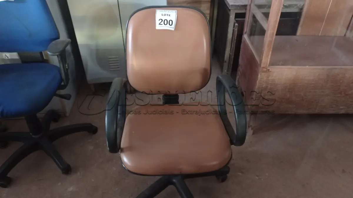LOTE 200 - 01 CADEIRA DE ESCRITÓRIO COM RODINHAS. (NO ESTADO) ATENÇÃO! FAZER A VISITAÇÃO ANTES DE ARREMATAR, NÃO SABEMOS SE FUNCIONA. LEILÃO NÃO TEM GARANTIA E NEM DEVOLUÇÃO, SUJEITO A POSSÍVEIS AVARIAS VISÍVEIS/OCULTAS E/OU AUSÊNCIA DE COMPONENTES.