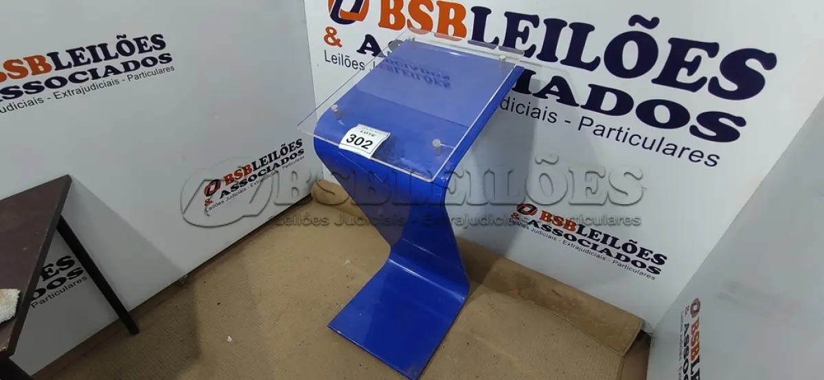 LOTE 302 - 01 PÚLPITO EM FERRO E ACRÍLICO. (NO ESTADO) ATENÇÃO! FAZER A VISITAÇÃO ANTES DE ARREMATAR, NÃO SABEMOS SE FUNCIONA, LEILÃO NÃO TEM GARANTIA E NEM DEVOLUÇÃO, SUJEITO A POSSÍVEIS AVARIAS VISÍVEIS/OCULTAS E/OU AUSÊNCIA DE COMPONENTES.