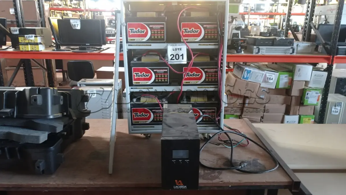 LOTE 201 - 01 NOBREAK MARCA LACERDA E UM BANCO DE BATERIAS COM 06 BATERIAS. (NO ESTADO) ATENÇÃO! FAZER A VISITAÇÃO ANTES DE ARREMATAR, NÃO SABEMOS SE FUNCIONA, LEILÃO NÃO TEM GARANTIA E NEM DEVOLUÇÃO, SUJEITO A POSSÍVEIS AVARIAS VISÍVEIS/OCULTAS E/OU AUSÊNCIA DE COMPONENTES.