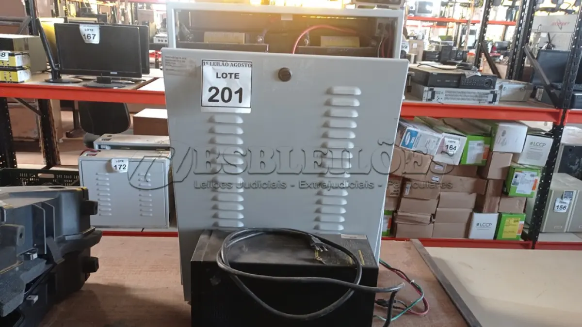 LOTE 201 - 01 NOBREAK MARCA LACERDA E UM BANCO DE BATERIAS COM 06 BATERIAS. (NO ESTADO) ATENÇÃO! FAZER A VISITAÇÃO ANTES DE ARREMATAR, NÃO SABEMOS SE FUNCIONA, LEILÃO NÃO TEM GARANTIA E NEM DEVOLUÇÃO, SUJEITO A POSSÍVEIS AVARIAS VISÍVEIS/OCULTAS E/OU AUSÊNCIA DE COMPONENTES.