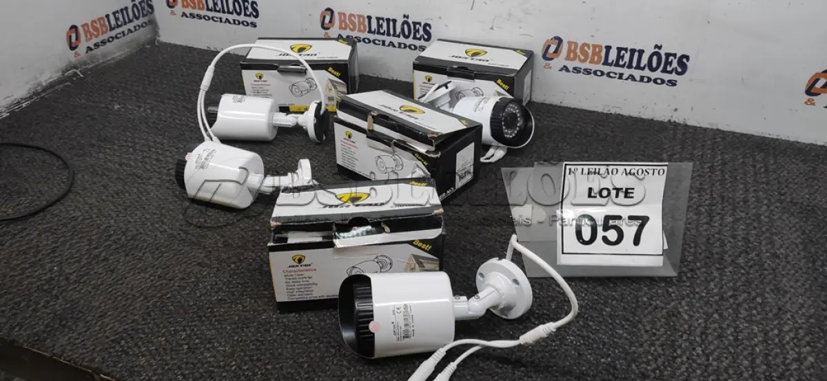 LOTE 057 - 04 CÂMERAS DE MONITORAMENTO AHD 1080P MARCA JORTAN. (NO ESTADO) ATENÇÃO! FAZER A VISITAÇÃO ANTES DE ARREMATAR, NÃO SABEMOS SE FUNCIONA, LEILÃO NÃO TEM GARANTIA E NEM DEVOLUÇÃO, SUJEITO A POSSÍVEIS AVARIAS VISÍVEIS/OCULTAS E/OU AUSÊNCIA DE COMPONENTES.