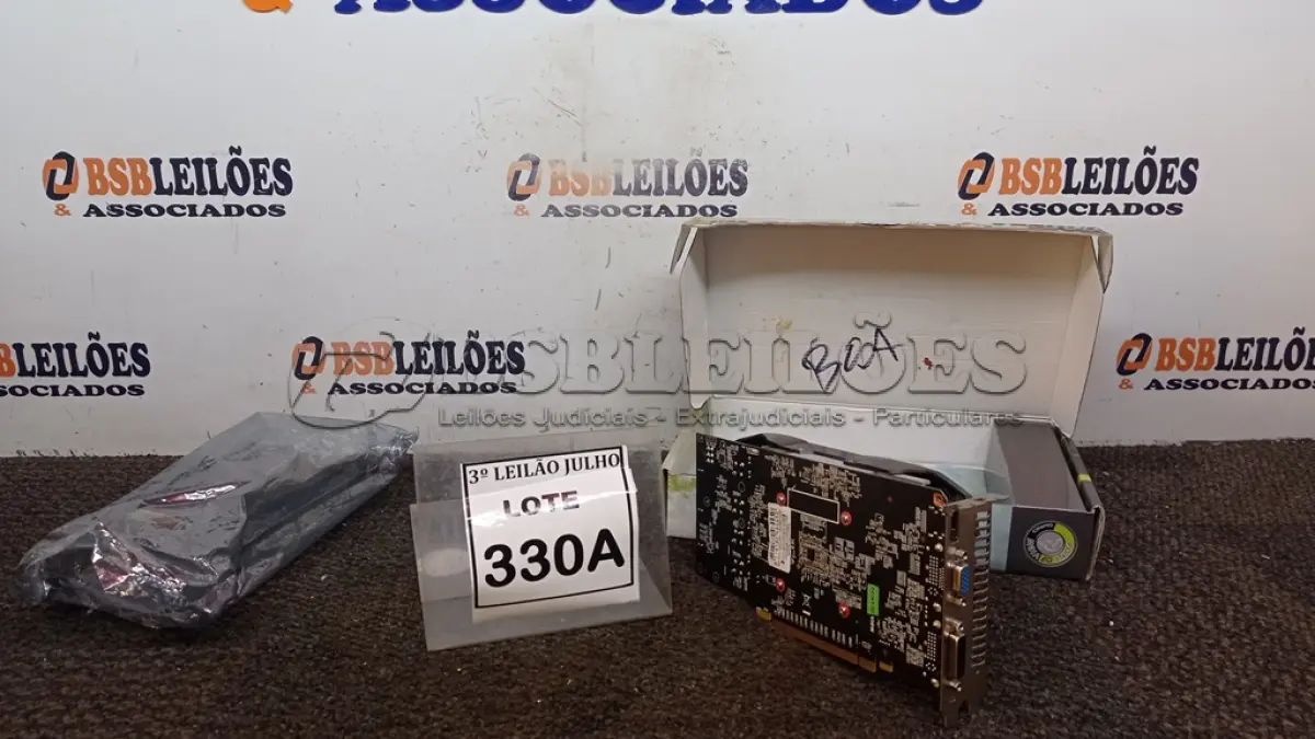 LOTE 330 - 01 PLACA DE VÍDEO NVIDIA GEFORCE. (NO ESTADO) ATENÇÃO! FAZER A VISITAÇÃO ANTES DE ARREMATAR, NÃO SABEMOS SE FUNCIONA, LEILÃO NÃO TEM GARANTIA E NEM DEVOLUÇÃO, SUJEITO A POSSÍVEIS AVARIAS VISÍVEIS/OCULTAS E/OU AUSÊNCIA DE COMPONENTES.