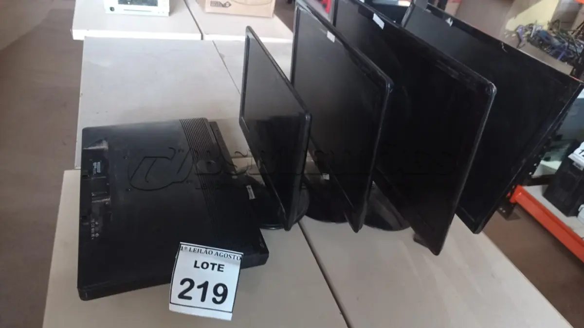LOTE 219 - 06 MONITORES LCD DE MARCAS E MODELOS DIVERSOS. (NO ESTADO) ATENÇÃO! FAZER A VISITAÇÃO ANTES DE ARREMATAR, NÃO SABEMOS SE FUNCIONA, LEILÃO NÃO TEM GARANTIA E NEM DEVOLUÇÃO, SUJEITO A POSSÍVEIS AVARIAS VISÍVEIS/OCULTAS E/OU AUSÊNCIA DE COMPONENTES.