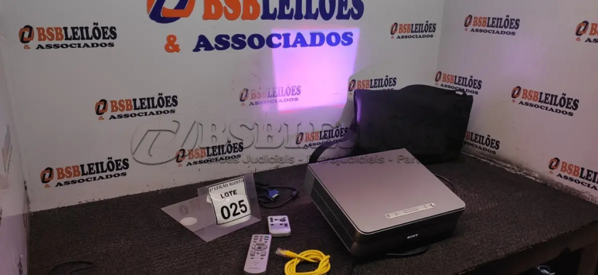LOTE 025 - 01 PROJETOR COM CASE E CABOS MARCA SONNY. (NO ESTADO) ATENÇÃO! FAZER A VISITAÇÃO ANTES DE ARREMATAR, NÃO SABEMOS SE FUNCIONA. LEILÃO NÃO TEM GARANTIA E NEM DEVOLUÇÃO, SUJEITO A POSSÍVEIS AVARIAS VISÍVEIS/OCULTAS E/OU AUSÊNCIA DE COMPONENTES.