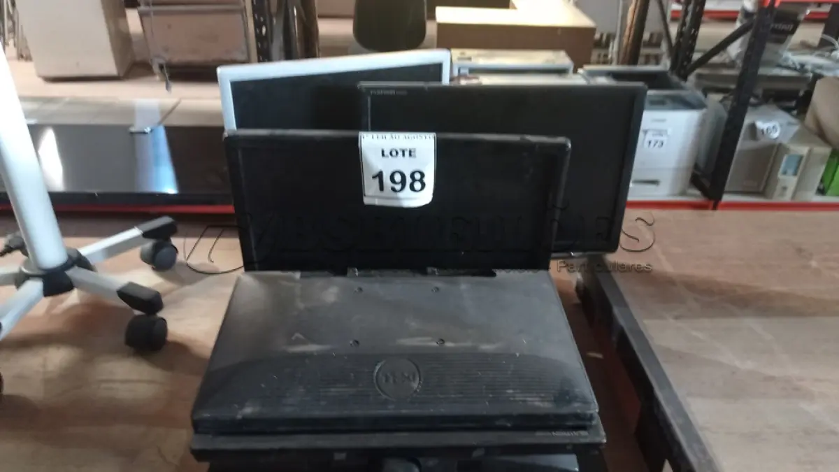 LOTE 198 - 07 MONITORES DE MARCAS E MODELOS DIVERSOS. (NO ESTADO) ATENÇÃO! FAZER A VISITAÇÃO ANTES DE ARREMATAR, NÃO SABEMOS SE FUNCIONA. LEILÃO NÃO TEM GARANTIA E NEM DEVOLUÇÃO, SUJEITO A POSSÍVEIS AVARIAS VISÍVEIS/OCULTAS E/OU AUSÊNCIA DE COMPONENTES.