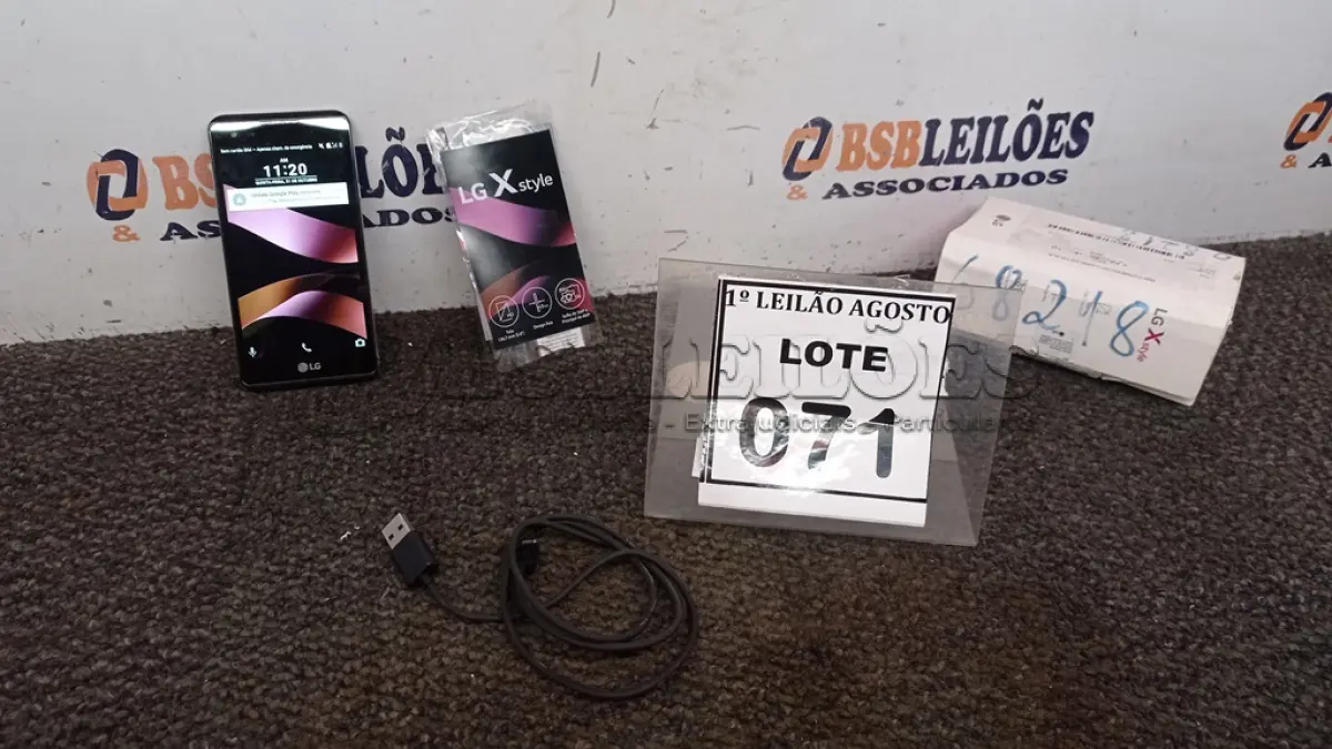 LOTE 071 - 01 CELULAR LG X STYLE NA CAIXA COM CABO. (NO ESTADO) ATENÇÃO! FAZER A VISITAÇÃO ANTES DE ARREMATAR, NÃO SABEMOS SE FUNCIONA. LEILÃO NÃO TEM GARANTIA E NEM DEVOLUÇÃO, SUJEITO A POSSÍVEIS AVARIAS VISÍVEIS/OCULTAS E/OU AUSÊNCIA DE COMPONENTES.