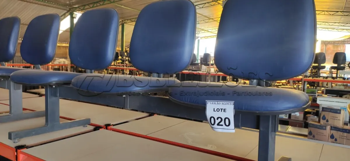LOTE 020 - 01 LONGARINA COM 03 LUGARES. (NO ESTADO) ATENÇÃO! FAZER A VISITAÇÃO ANTES DE ARREMATAR, NÃO SABEMOS SE FUNCIONA. LEILÃO NÃO TEM GARANTIA E NEM DEVOLUÇÃO, SUJEITO A POSSÍVEIS AVARIAS VISÍVEIS/OCULTAS E/OU AUSÊNCIA DE COMPONENTES.
