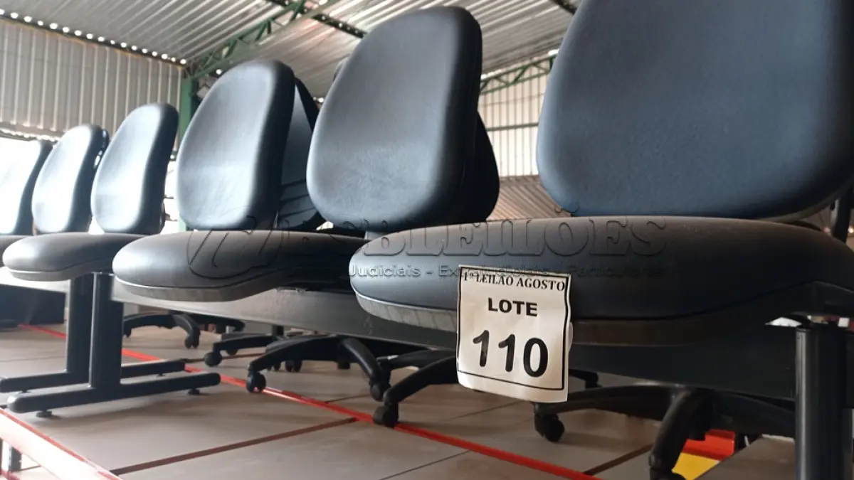 LOTE 110 - 01 LONGARINA COM 03 LUGARES. (NO ESTADO) ATENÇÃO! FAZER A VISITAÇÃO ANTES DE ARREMATAR, NÃO SABEMOS SE FUNCIONA. LEILÃO NÃO TEM GARANTIA E NEM DEVOLUÇÃO, SUJEITO A POSSÍVEIS AVARIAS VISÍVEIS/OCULTAS E/OU AUSÊNCIA DE COMPONENTES.