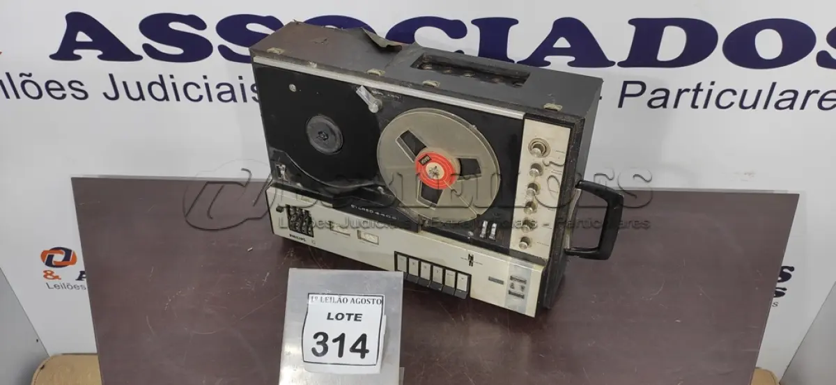 LOTE 314 - 01 GRAVADOR DE FITA DE ROLO. (NO ESTADO) ATENÇÃO! FAZER A VISITAÇÃO ANTES DE ARREMATAR, NÃO SABEMOS SE FUNCIONA, LEILÃO NÃO TEM GARANTIA E NEM DEVOLUÇÃO, SUJEITO A POSSÍVEIS AVARIAS VISÍVEIS/OCULTAS E/OU AUSÊNCIA DE COMPONENTES.