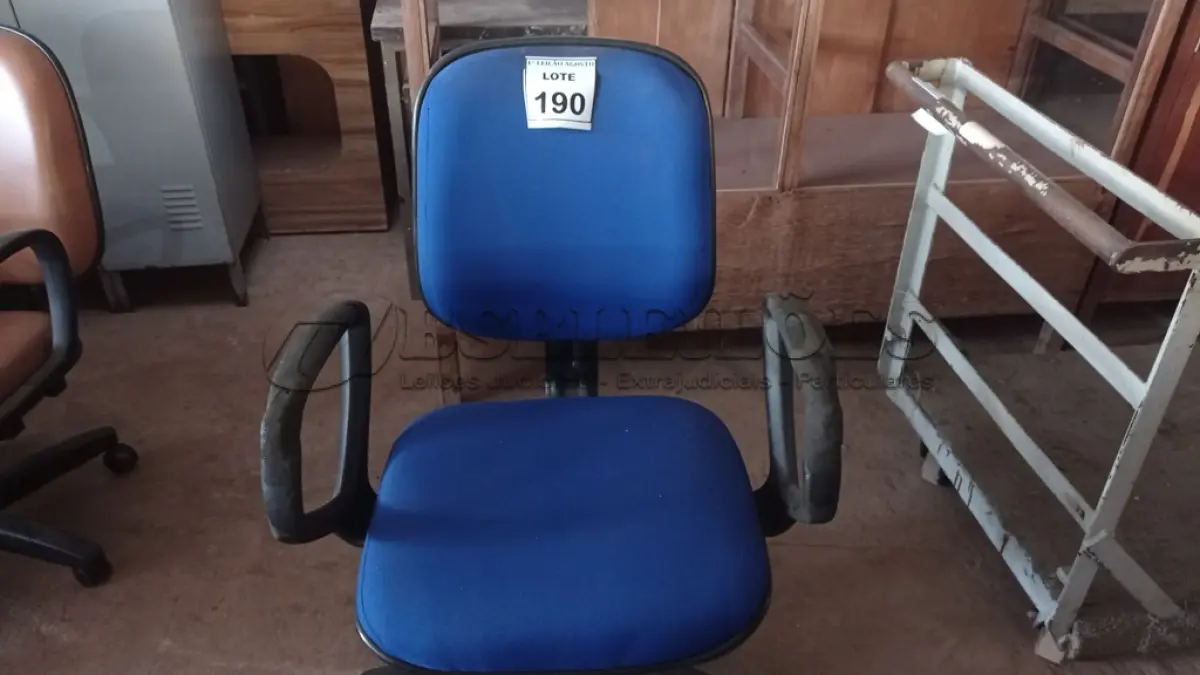 LOTE 190 - 01 CADEIRA DE ESCRITÓRIO COM RODINHAS. (NO ESTADO) ATENÇÃO! FAZER A VISITAÇÃO ANTES DE ARREMATAR, NÃO SABEMOS SE FUNCIONA. LEILÃO NÃO TEM GARANTIA E NEM DEVOLUÇÃO, SUJEITO A POSSÍVEIS AVARIAS VISÍVEIS/OCULTAS E/OU AUSÊNCIA DE COMPONENTES.