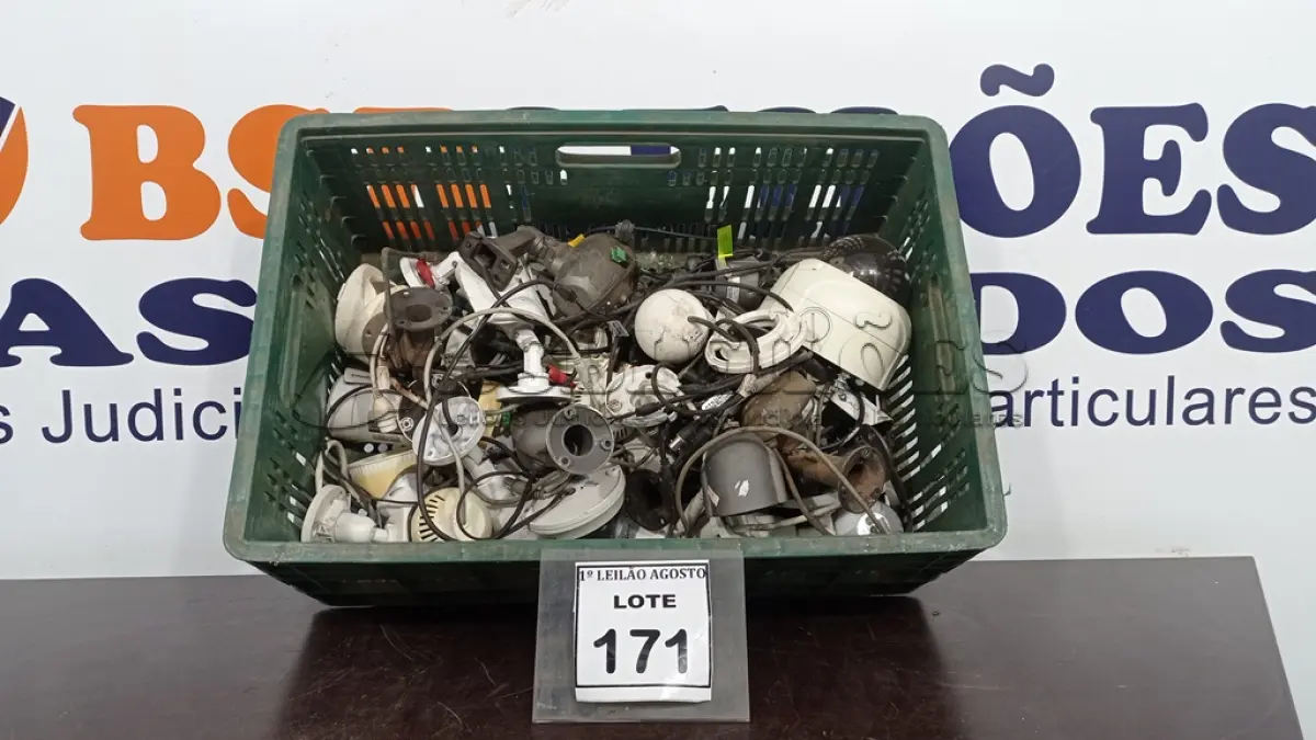 LOTE 171 - 01 LOTE OM GRANDE QUANTIDADE DE CÂMERAS DE SEGURANÇA. (NO ESTADO) ATENÇÃO! FAZER A VISITAÇÃO ANTES DE ARREMATAR, NÃO SABEMOS SE FUNCIONA. LEILÃO NÃO TEM GARANTIA E NEM DEVOLUÇÃO, SUJEITO A POSSÍVEIS AVARIAS VISÍVEIS/OCULTAS E/OU AUSÊNCIA DE COMPONENTES.