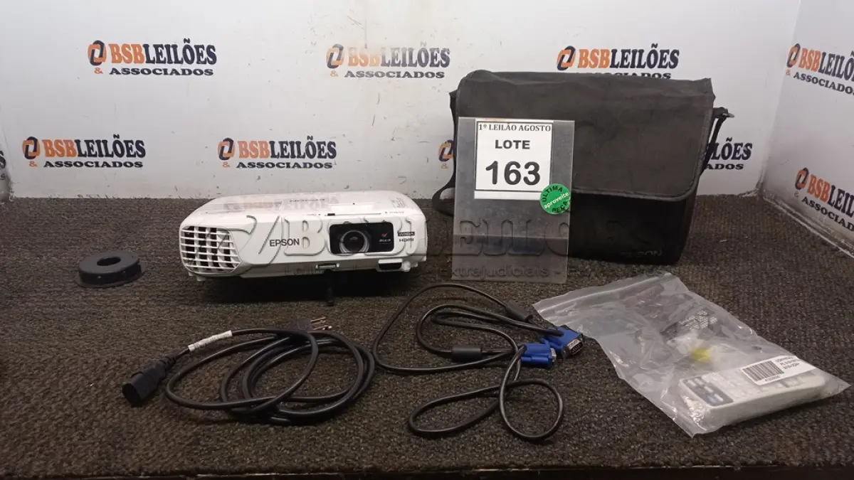 LOTE 163 - 01 PROJETOR COM CASE E CABOS MARCA EPSON. (NO ESTADO) ATENÇÃO! FAZER A VISITAÇÃO ANTES DE ARREMATAR, NÃO SABEMOS SE FUNCIONA. LEILÃO NÃO TEM GARANTIA E NEM DEVOLUÇÃO, SUJEITO A POSSÍVEIS AVARIAS VISÍVEIS/OCULTAS E/OU AUSÊNCIA DE COMPONENTES.