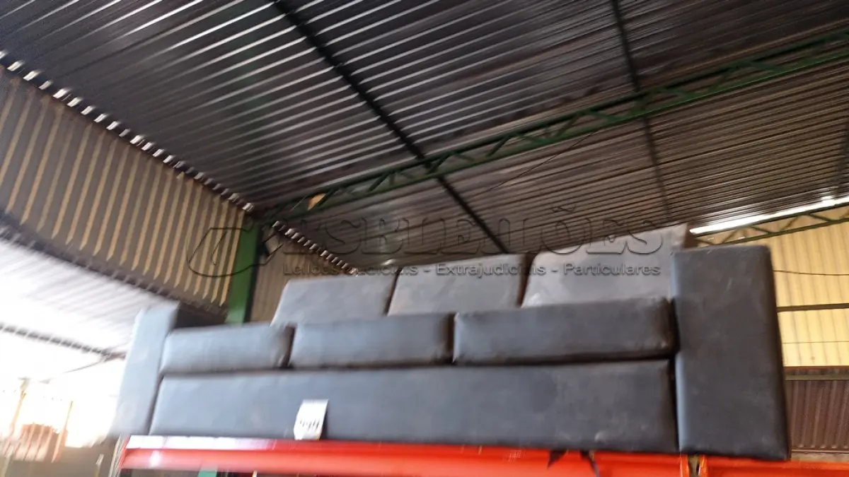 LOTE 090 - 01 SOFÁ DE 03 LUGARES NA COR PRETA. (NO ESTADO) ATENÇÃO! FAZER A VISITAÇÃO ANTES DE ARREMATAR, NÃO SABEMOS SE FUNCIONA. LEILÃO NÃO TEM GARANTIA E NEM DEVOLUÇÃO, SUJEITO A POSSÍVEIS AVARIAS VISÍVEIS/OCULTAS E/OU AUSÊNCIA DE COMPONENTES.