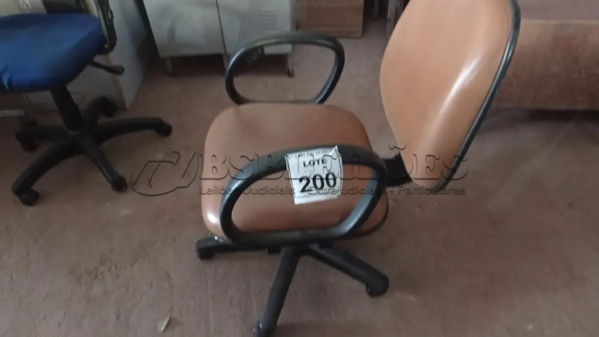 LOTE 200 - 01 CADEIRA DE ESCRITÓRIO COM RODINHAS. (NO ESTADO) ATENÇÃO! FAZER A VISITAÇÃO ANTES DE ARREMATAR, NÃO SABEMOS SE FUNCIONA. LEILÃO NÃO TEM GARANTIA E NEM DEVOLUÇÃO, SUJEITO A POSSÍVEIS AVARIAS VISÍVEIS/OCULTAS E/OU AUSÊNCIA DE COMPONENTES.