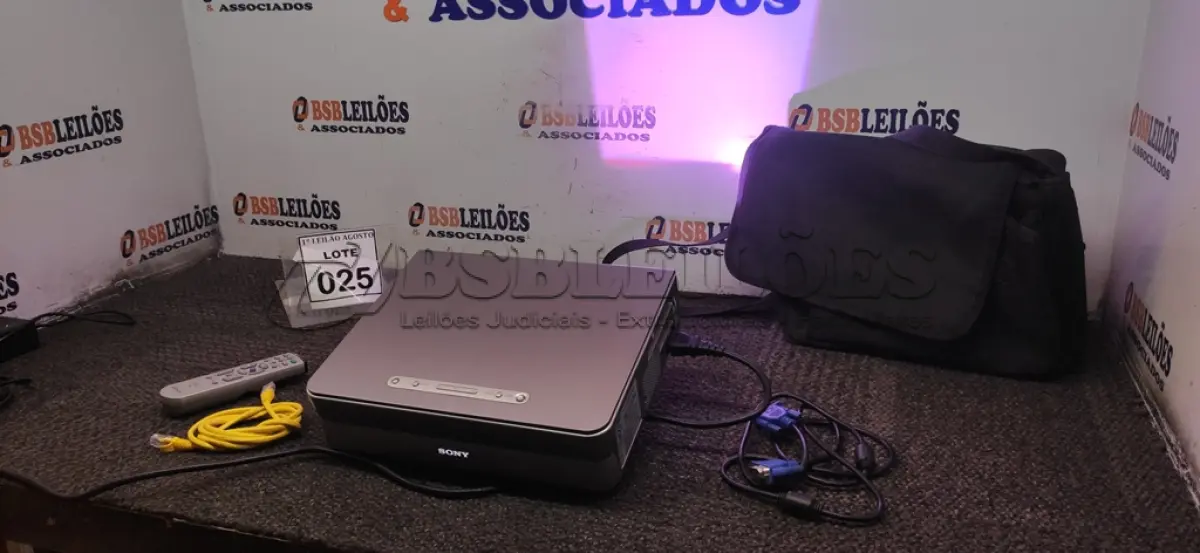 LOTE 025 - 01 PROJETOR COM CASE E CABOS MARCA SONNY. (NO ESTADO) ATENÇÃO! FAZER A VISITAÇÃO ANTES DE ARREMATAR, NÃO SABEMOS SE FUNCIONA. LEILÃO NÃO TEM GARANTIA E NEM DEVOLUÇÃO, SUJEITO A POSSÍVEIS AVARIAS VISÍVEIS/OCULTAS E/OU AUSÊNCIA DE COMPONENTES.