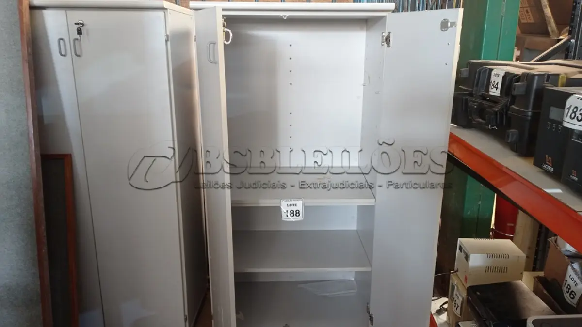 LOTE 188 - 01 ARMÁRIO ALTO 02 PORTAS COM TRANCA. (NO ESTADO) ATENÇÃO! FAZER A VISITAÇÃO ANTES DE ARREMATAR, NÃO SABEMOS SE FUNCIONA. LEILÃO NÃO TEM GARANTIA E NEM DEVOLUÇÃO, SUJEITO A POSSÍVEIS AVARIAS VISÍVEIS/OCULTAS E/OU AUSÊNCIA DE COMPONENTES.