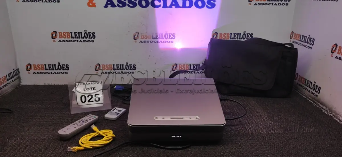 LOTE 025 - 01 PROJETOR COM CASE E CABOS MARCA SONNY. (NO ESTADO) ATENÇÃO! FAZER A VISITAÇÃO ANTES DE ARREMATAR, NÃO SABEMOS SE FUNCIONA. LEILÃO NÃO TEM GARANTIA E NEM DEVOLUÇÃO, SUJEITO A POSSÍVEIS AVARIAS VISÍVEIS/OCULTAS E/OU AUSÊNCIA DE COMPONENTES.