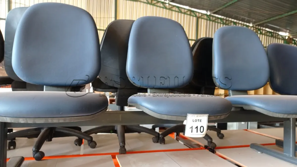 LOTE 110 - 01 LONGARINA COM 03 LUGARES. (NO ESTADO) ATENÇÃO! FAZER A VISITAÇÃO ANTES DE ARREMATAR, NÃO SABEMOS SE FUNCIONA. LEILÃO NÃO TEM GARANTIA E NEM DEVOLUÇÃO, SUJEITO A POSSÍVEIS AVARIAS VISÍVEIS/OCULTAS E/OU AUSÊNCIA DE COMPONENTES.