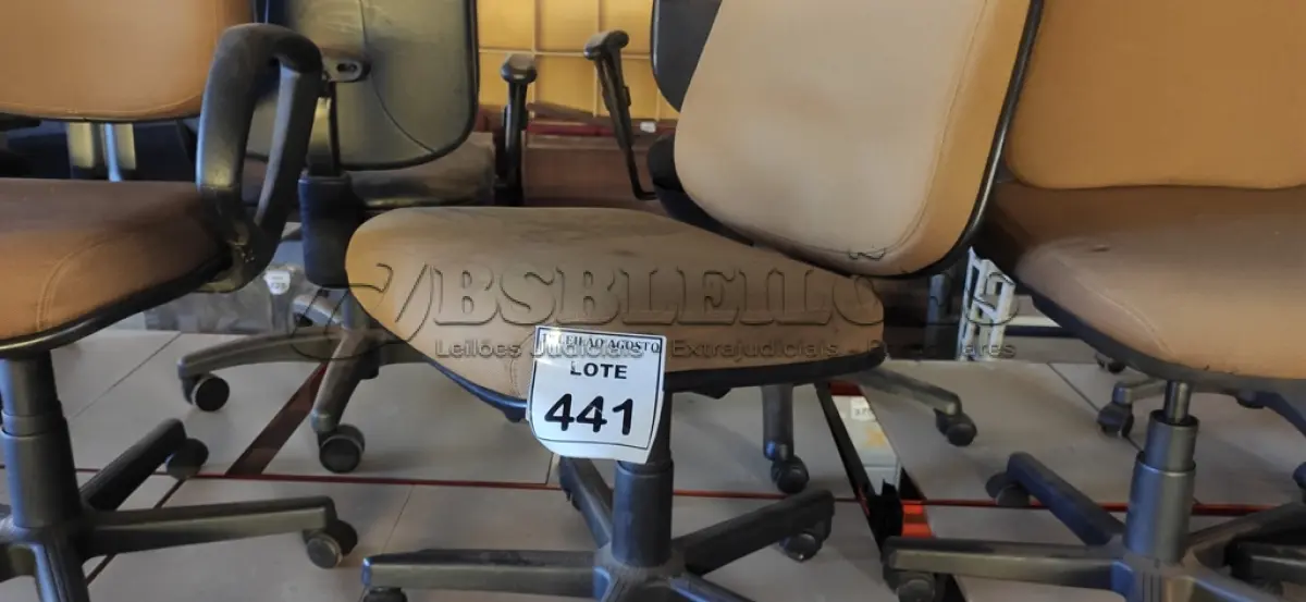 LOTE 441 - 01 CADEIRA DE ESCRITÓRIO COM RODINHAS. (NO ESTADO) ATENÇÃO! FAZER A VISITAÇÃO ANTES DE ARREMATAR, NÃO SABEMOS SE FUNCIONA. LEILÃO NÃO TEM GARANTIA E NEM DEVOLUÇÃO, SUJEITO A POSSÍVEIS AVARIAS VISÍVEIS/OCULTAS E/OU AUSÊNCIA DE COMPONENTES.