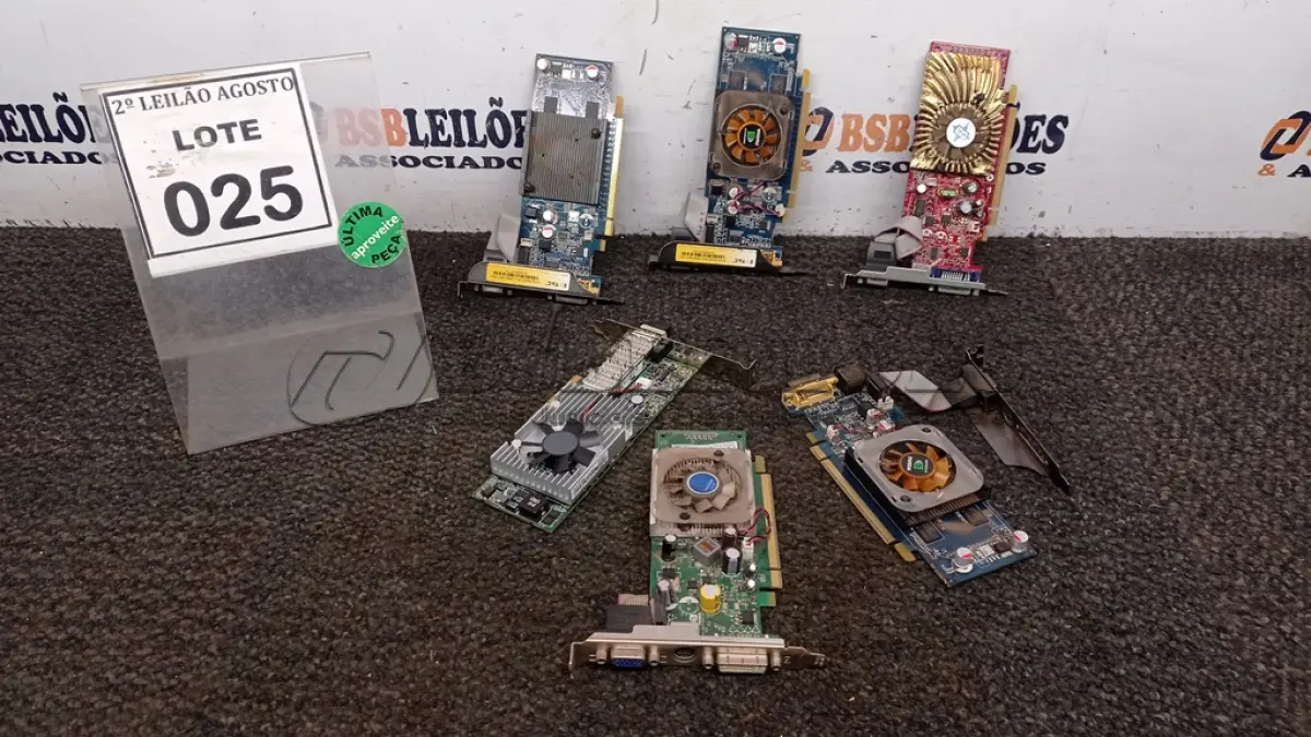 LOTE 025 - 12 PLACAS DE VÍDEO E 01 PLACA USB. (NO ESTADO) ATENÇÃO! FAZER A VISITAÇÃO ANTES DE ARREMATAR, NÃO SABEMOS SE FUNCIONA, LEILÃO NÃO TEM GARANTIA E NEM DEVOLUÇÃO, SUJEITO A POSSÍVEIS AVARIAS VISÍVEIS/OCULTAS E/OU AUSÊNCIA DE COMPONENTES.