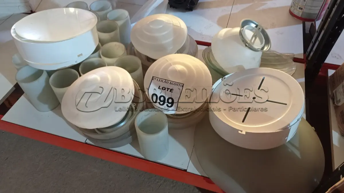 LOTE 099 - 01 LOTE COM VÁRIAS CÚPULAS DE VIDRO E PLÁSTICO. (NO ESTADO) ATENÇÃO! FAZER A VISITAÇÃO ANTES DE ARREMATAR, NÃO SABEMOS SE FUNCIONA. LEILÃO NÃO TEM GARANTIA E NEM DEVOLUÇÃO, SUJEITO A POSSÍVEIS AVARIAS VISÍVEIS/OCULTAS E/OU AUSÊNCIA DE COMPONENTES.