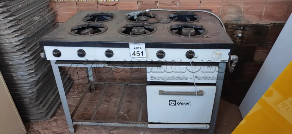 LOTE 451 - 01 FOGÃO INDUSTRIAL COM 06 BOCAS. (NO ESTADO) ATENÇÃO! FAZER A VISITAÇÃO ANTES DE ARREMATAR, NÃO SABEMOS SE FUNCIONA. LEILÃO NÃO TEM GARANTIA E NEM DEVOLUÇÃO, SUJEITO A POSSÍVEIS AVARIAS VISÍVEIS/OCULTAS E/OU AUSÊNCIA DE COMPONENTES.