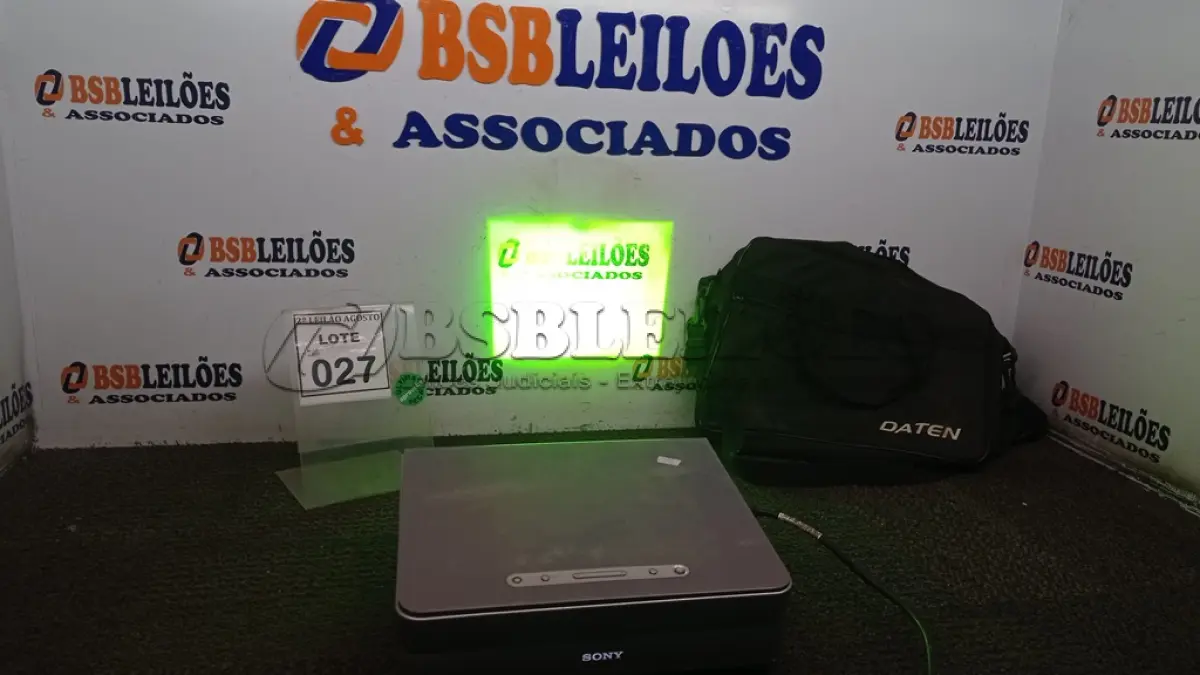 LOTE 027 - 01 PROJETOR MARCA SONY E BOLSA. (NO ESTADO) ATENÇÃO! FAZER A VISITAÇÃO ANTES DE ARREMATAR, NÃO SABEMOS SE FUNCIONA, LEILÃO NÃO TEM GARANTIA E NEM DEVOLUÇÃO, SUJEITO A POSSÍVEIS AVARIAS VISÍVEIS/OCULTAS E/OU AUSÊNCIA DE COMPONENTES.