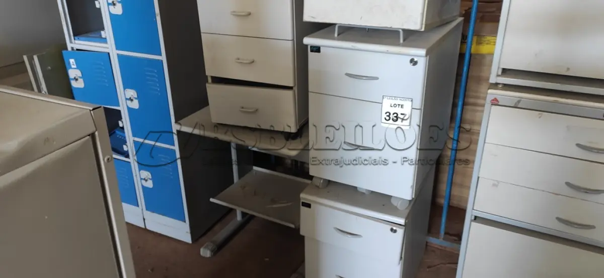 LOTE 337 - 04 GAVETEIROS E 01 MESA DE COMPUTADOR. (NO ESTADO) ATENÇÃO! FAZER A VISITAÇÃO ANTES DE ARREMATAR, NÃO SABEMOS SE FUNCIONA, LEILÃO NÃO TEM GARANTIA E NEM DEVOLUÇÃO, SUJEITO A POSSÍVEIS AVARIAS VISÍVEIS/OCULTAS E/OU AUSÊNCIA DE COMPONENTES.
