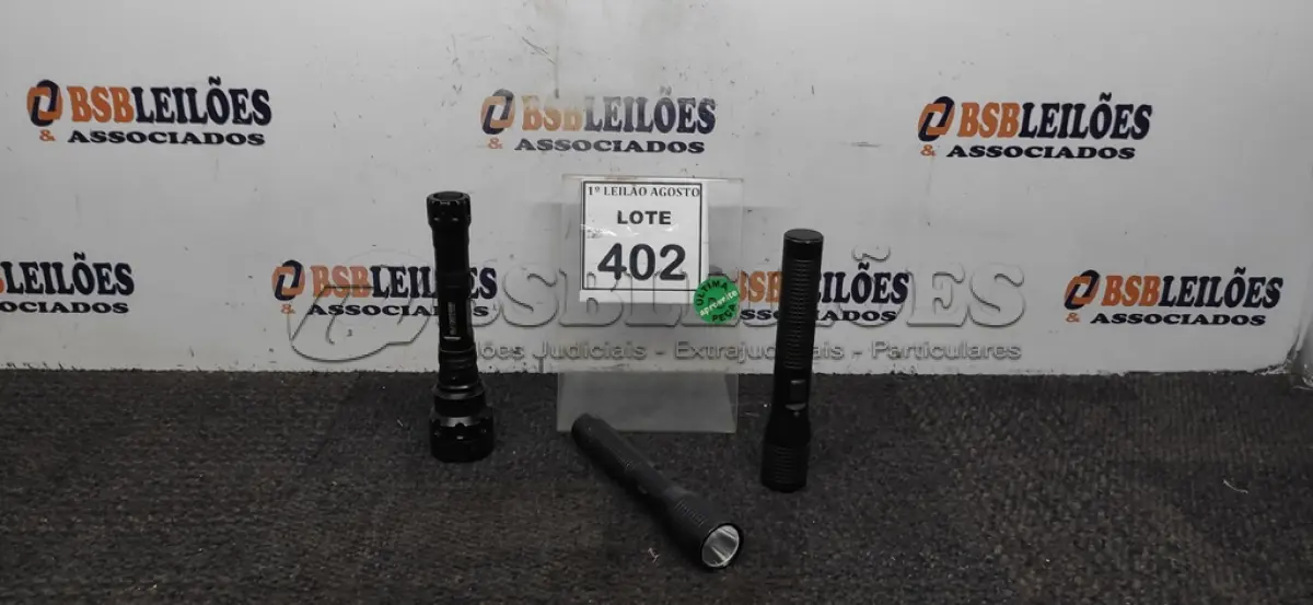 LOTE 402 - 03 LANTERNAS. (NO ESTADO) ATENÇÃO! FAZER A VISITAÇÃO ANTES DE ARREMATAR, NÃO SABEMOS SE FUNCIONA, LEILÃO NÃO TEM GARANTIA E NEM DEVOLUÇÃO, SUJEITO A POSSÍVEIS AVARIAS VISÍVEIS/OCULTAS E/OU AUSÊNCIA DE COMPONENTES.
