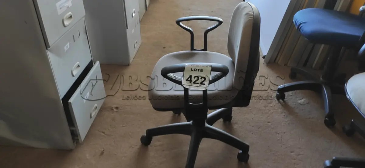 LOTE 422 - 01 CADEIRA DE ESCRITÓRIO COM RODINHAS. (NO ESTADO) ATENÇÃO! FAZER A VISITAÇÃO ANTES DE ARREMATAR, NÃO SABEMOS SE FUNCIONA. LEILÃO NÃO TEM GARANTIA E NEM DEVOLUÇÃO, SUJEITO A POSSÍVEIS AVARIAS VISÍVEIS/OCULTAS E/OU AUSÊNCIA DE COMPONENTES.