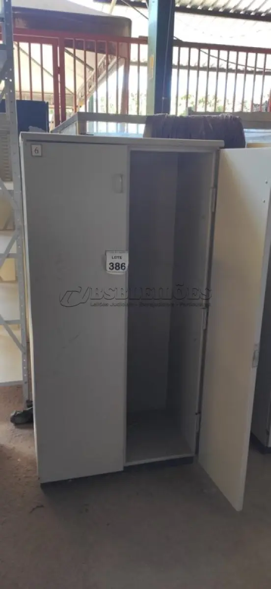 LOTE 386 - 01 ARMÁRIO ALTO EM AÇO COM 02 PORTAS. (NO ESTADO) ATENÇÃO! FAZER A VISITAÇÃO ANTES DE ARREMATAR, NÃO SABEMOS SE FUNCIONA, LEILÃO NÃO TEM GARANTIA E NEM DEVOLUÇÃO, SUJEITO A POSSÍVEIS AVARIAS VISÍVEIS/OCULTAS E/OU AUSÊNCIA DE COMPONENTES.