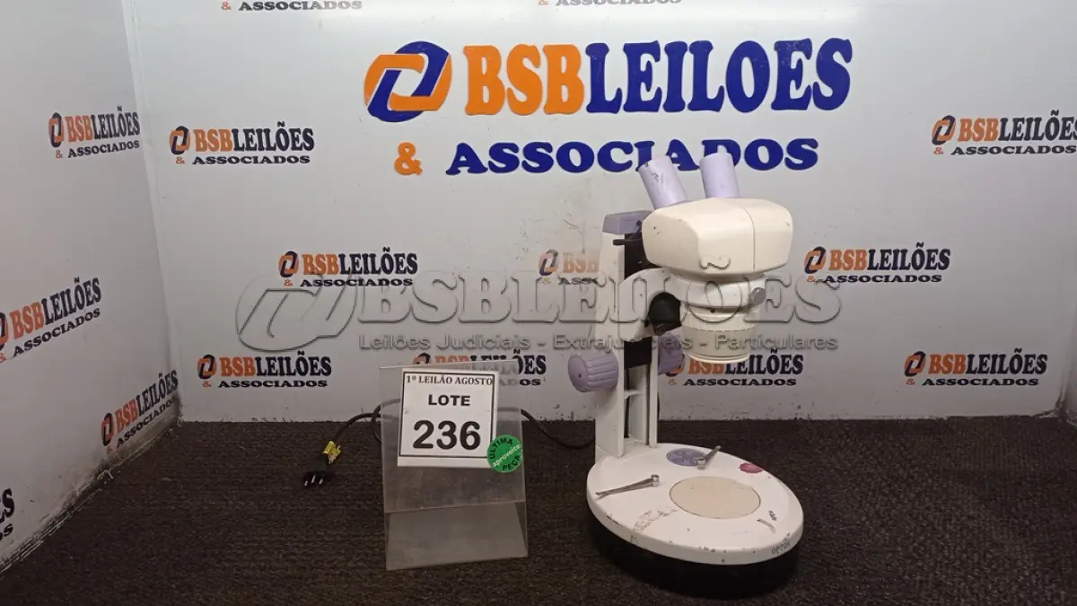 LOTE 236 - 01 MICROSCÓPIO. (NO ESTADO) ATENÇÃO! FAZER A VISITAÇÃO ANTES DE ARREMATAR, NÃO SABEMOS SE FUNCIONA. LEILÃO NÃO TEM GARANTIA E NEM DEVOLUÇÃO, SUJEITO A POSSÍVEIS AVARIAS VISÍVEIS/OCULTAS E/OU AUSÊNCIA DE COMPONENTES.