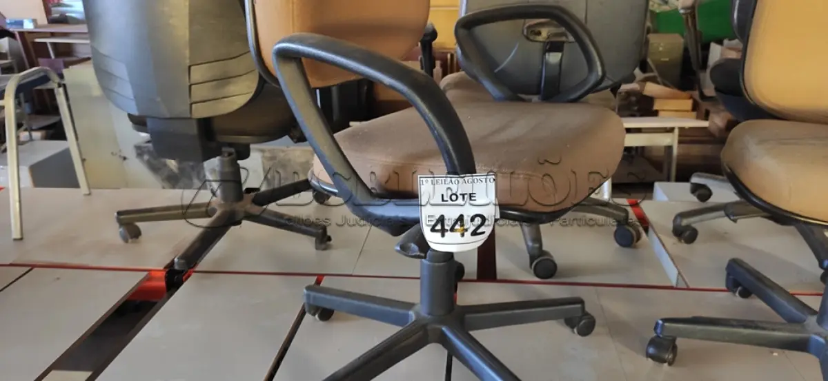 LOTE 442 - 01 CADEIRA DE ESCRITÓRIO COM RODINHAS. (NO ESTADO) ATENÇÃO! FAZER A VISITAÇÃO ANTES DE ARREMATAR, NÃO SABEMOS SE FUNCIONA. LEILÃO NÃO TEM GARANTIA E NEM DEVOLUÇÃO, SUJEITO A POSSÍVEIS AVARIAS VISÍVEIS/OCULTAS E/OU AUSÊNCIA DE COMPONENTES.