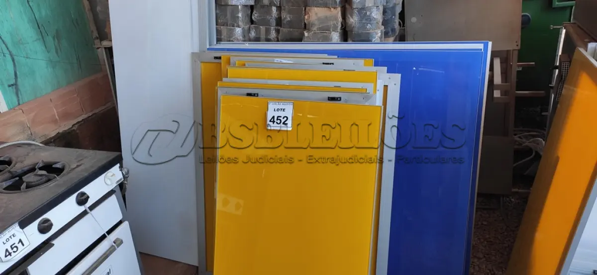 LOTE 452 - 27 PEÇAS DE VIDRO DE FACHADA. (NO ESTADO) ATENÇÃO! FAZER A VISITAÇÃO ANTES DE ARREMATAR, NÃO SABEMOS SE FUNCIONA, LEILÃO NÃO TEM GARANTIA E NEM DEVOLUÇÃO, SUJEITO A POSSÍVEIS AVARIAS VISÍVEIS/OCULTAS E/OU AUSÊNCIA DE COMPONENTES.