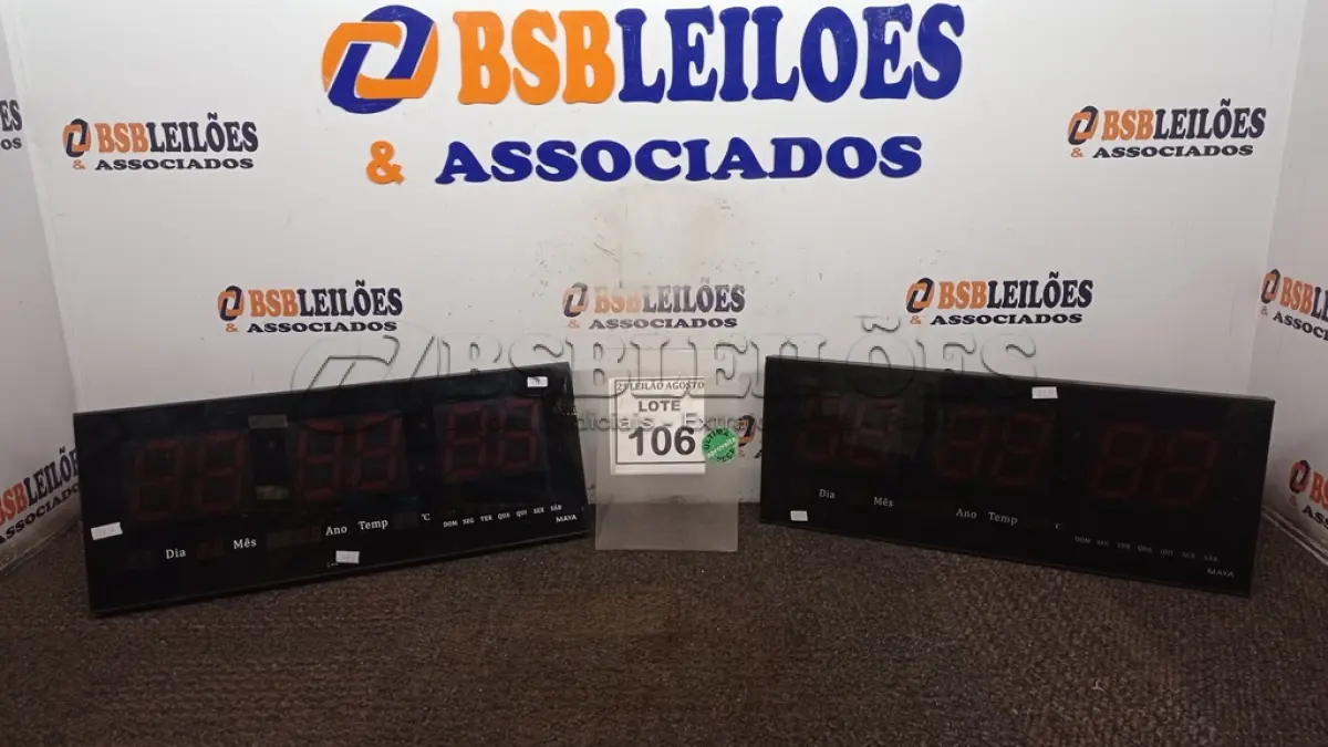 LOTE 106 - 02 RELÓGIOS DE PAREDE. (NO ESTADO) ATENÇÃO! FAZER A VISITAÇÃO ANTES DE ARREMATAR, NÃO SABEMOS SE FUNCIONA. LEILÃO NÃO TEM GARANTIA E NEM DEVOLUÇÃO, SUJEITO A POSSÍVEIS AVARIAS VISÍVEIS/OCULTAS E/OU AUSÊNCIA DE COMPONENTES.