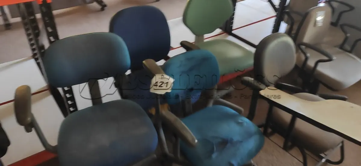 LOTE 421 - 05 CADEIRAS DE ESCRITÓRIO SENDO 04 DE RODINHAS E 01 COM PÉS FIXOS. (NO ESTADO) ATENÇÃO! FAZER A VISITAÇÃO ANTES DE ARREMATAR, NÃO SABEMOS SE FUNCIONA. LEILÃO NÃO TEM GARANTIA E NEM DEVOLUÇÃO, SUJEITO A POSSÍVEIS AVARIAS VISÍVEIS/OCULTAS E/OU AUSÊNCIA DE COMPONENTES.