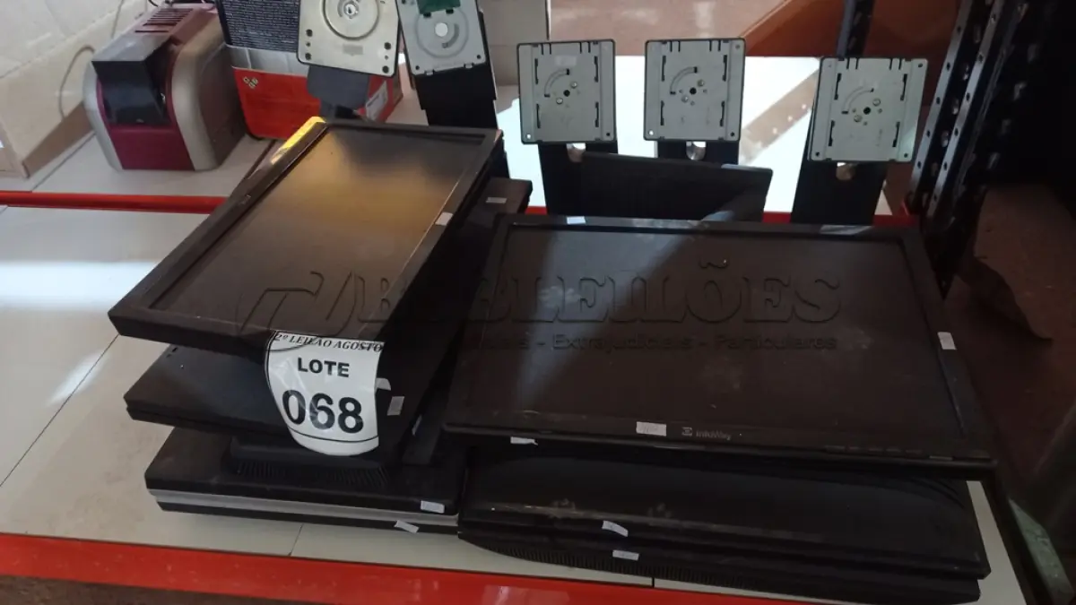 LOTE 068 - 08 MONITORES LCD DE MARCAS E MODELOS DIVERSOS. (NO ESTADO) ATENÇÃO! FAZER A VISITAÇÃO ANTES DE ARREMATAR, NÃO SABEMOS SE FUNCIONA, LEILÃO NÃO TEM GARANTIA E NEM DEVOLUÇÃO, SUJEITO A POSSÍVEIS AVARIAS VISÍVEIS/OCULTAS E/OU AUSÊNCIA DE COMPONENTES.