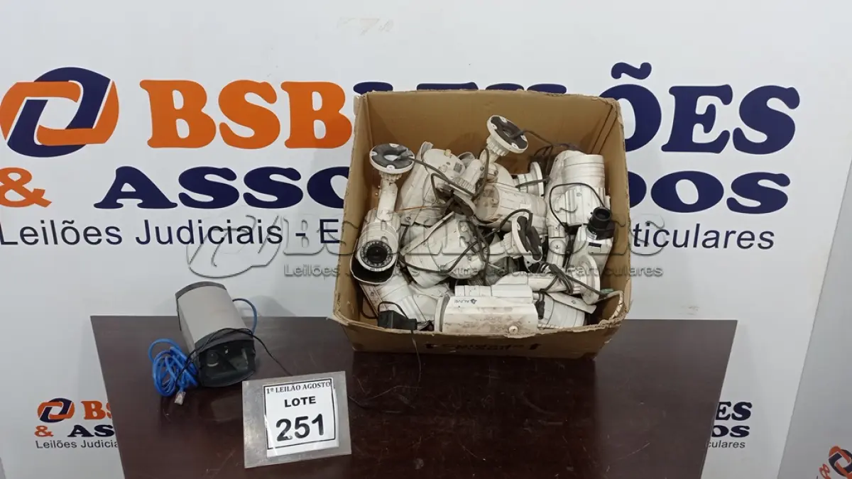 LOTE 251 - 01 LOTE COM VÁRIAS CÂMERAS DE MONITORAMENTO E MARCAS E MODELOS DIVERSOS. (NO ESTADO) ATENÇÃO! FAZER A VISITAÇÃO ANTES DE ARREMATAR, NÃO SABEMOS SE FUNCIONA, LEILÃO NÃO TEM GARANTIA E NEM DEVOLUÇÃO, SUJEITO A POSSÍVEIS AVARIAS VISÍVEIS/OCULTAS E/OU AUSÊNCIA DE COMPONENTES.