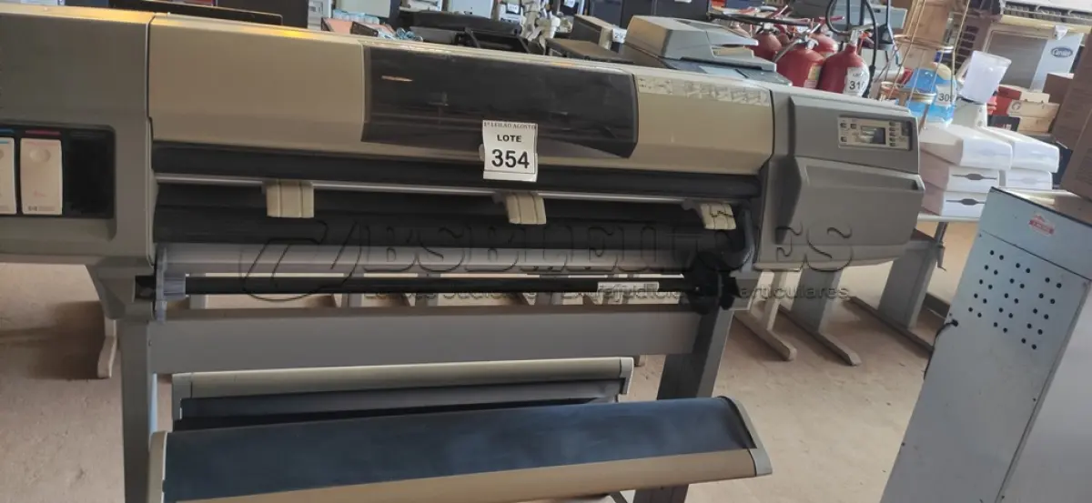 LOTE 354 - 01 IMPRESSORA PLOTTER DESINGJET 5000PS MARCA HP. (NO ESTADO) ATENÇÃO! FAZER A VISITAÇÃO ANTES DE ARREMATAR, NÃO SABEMOS SE FUNCIONA. LEILÃO NÃO TEM GARANTIA E NEM DEVOLUÇÃO, SUJEITO A POSSÍVEIS AVARIAS VISÍVEIS/OCULTAS E/OU AUSÊNCIA DE COMPONENTES.