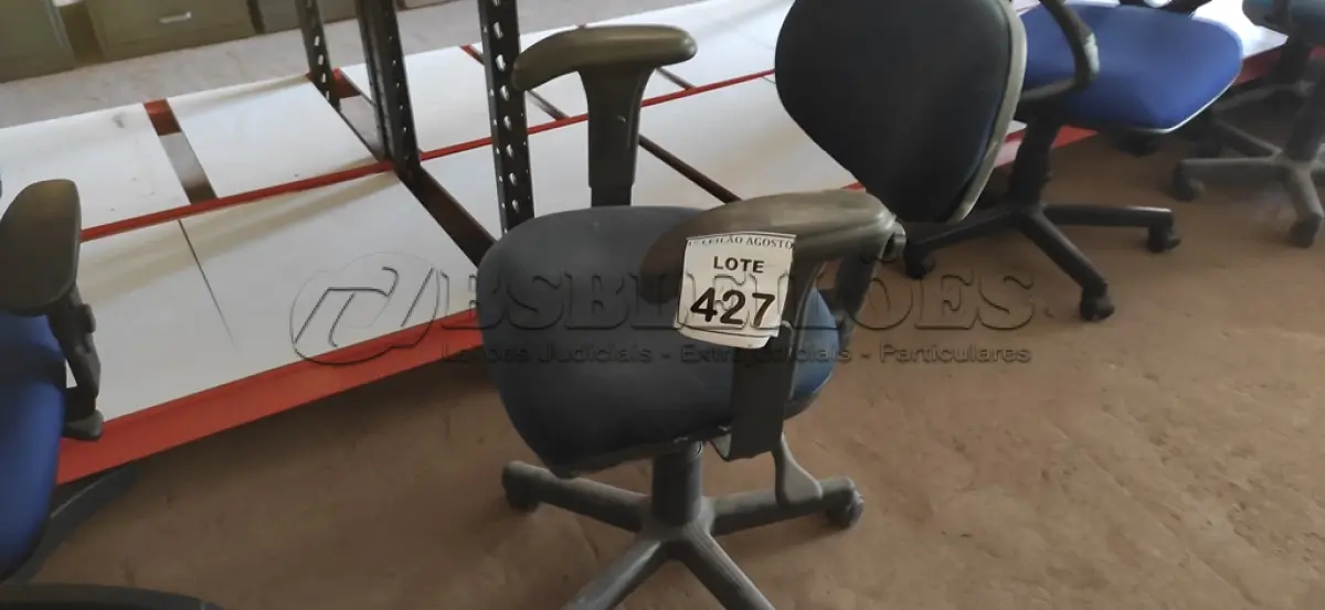 LOTE 427 - 01 CADEIRA DE ESCRITÓRIO COM RODINHAS. (NO ESTADO) ATENÇÃO! FAZER A VISITAÇÃO ANTES DE ARREMATAR, NÃO SABEMOS SE FUNCIONA. LEILÃO NÃO TEM GARANTIA E NEM DEVOLUÇÃO, SUJEITO A POSSÍVEIS AVARIAS VISÍVEIS/OCULTAS E/OU AUSÊNCIA DE COMPONENTES.